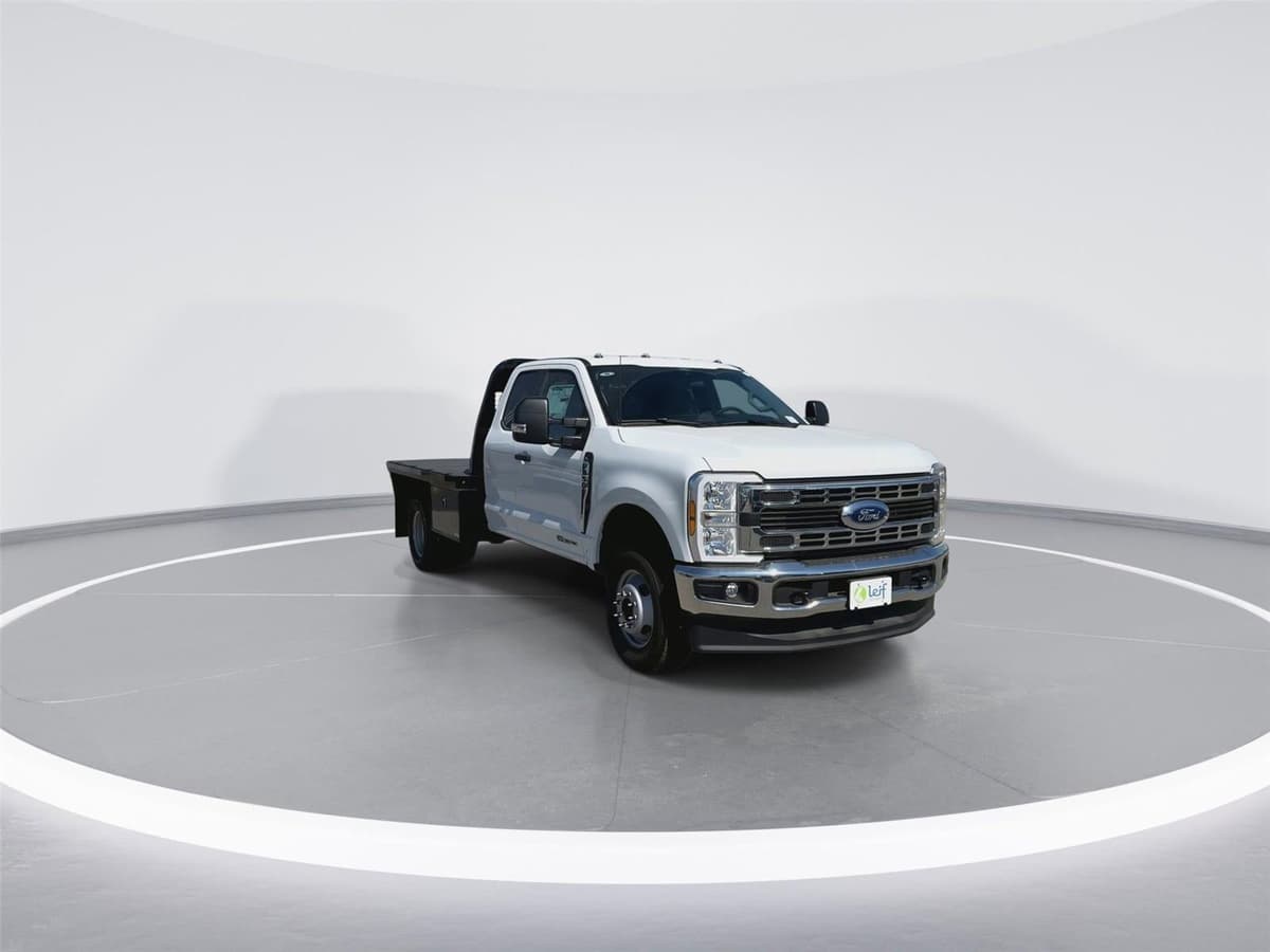 2025 Ford Super Duty F-350 - Image 2