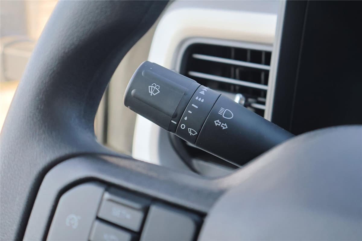 2025 Ford Super Duty F-350 - Image 24