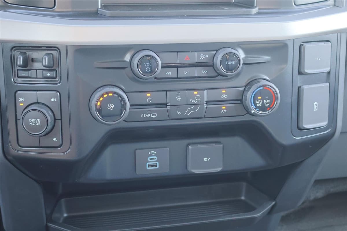 2025 Ford Super Duty F-350 - Image 30