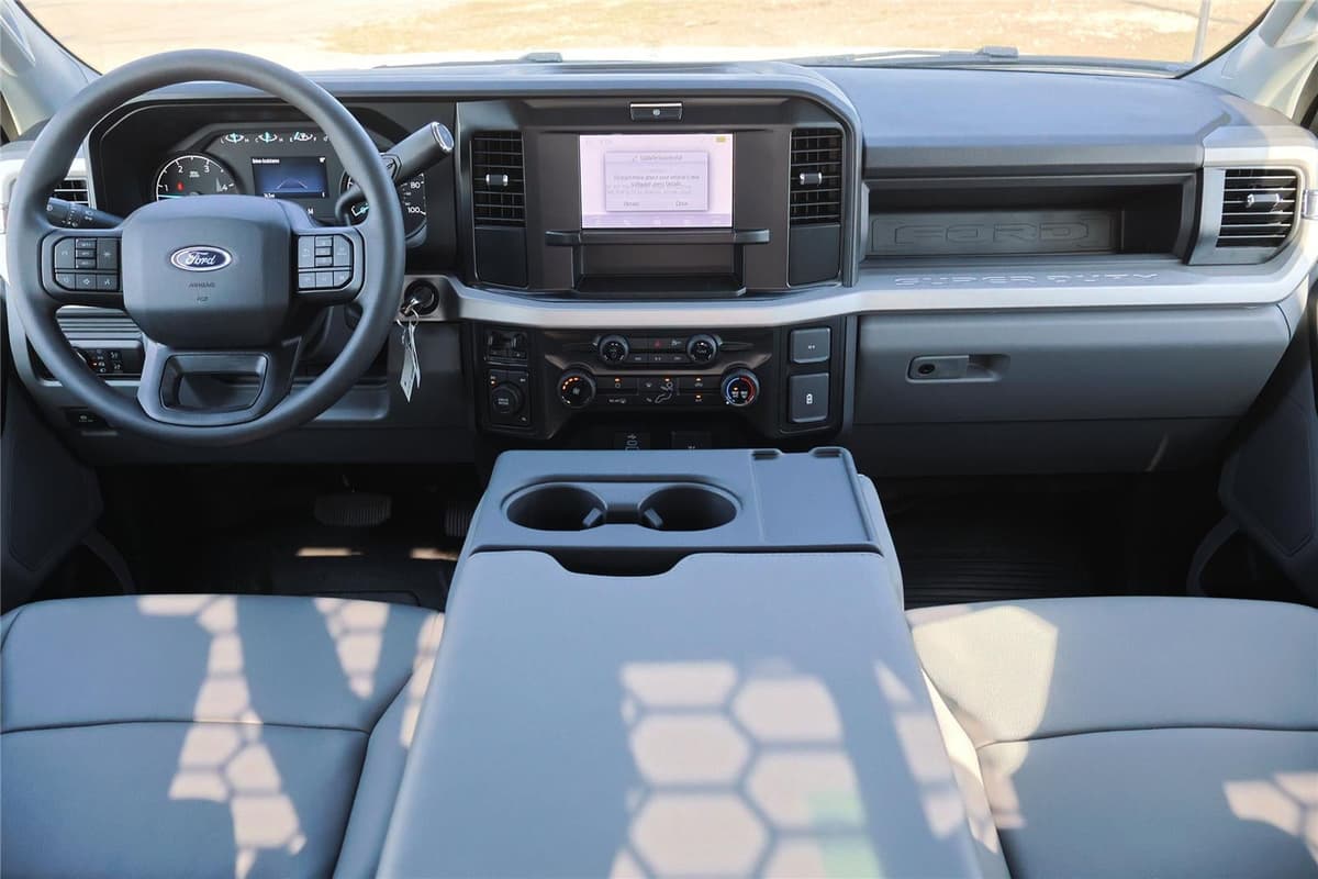 2025 Ford Super Duty F-350 - Image 31