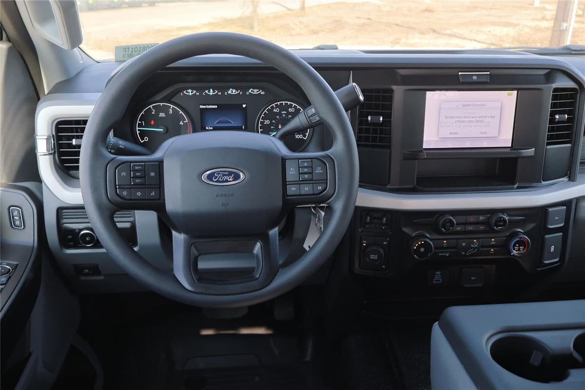 2025 Ford Super Duty F-350 - Image 32