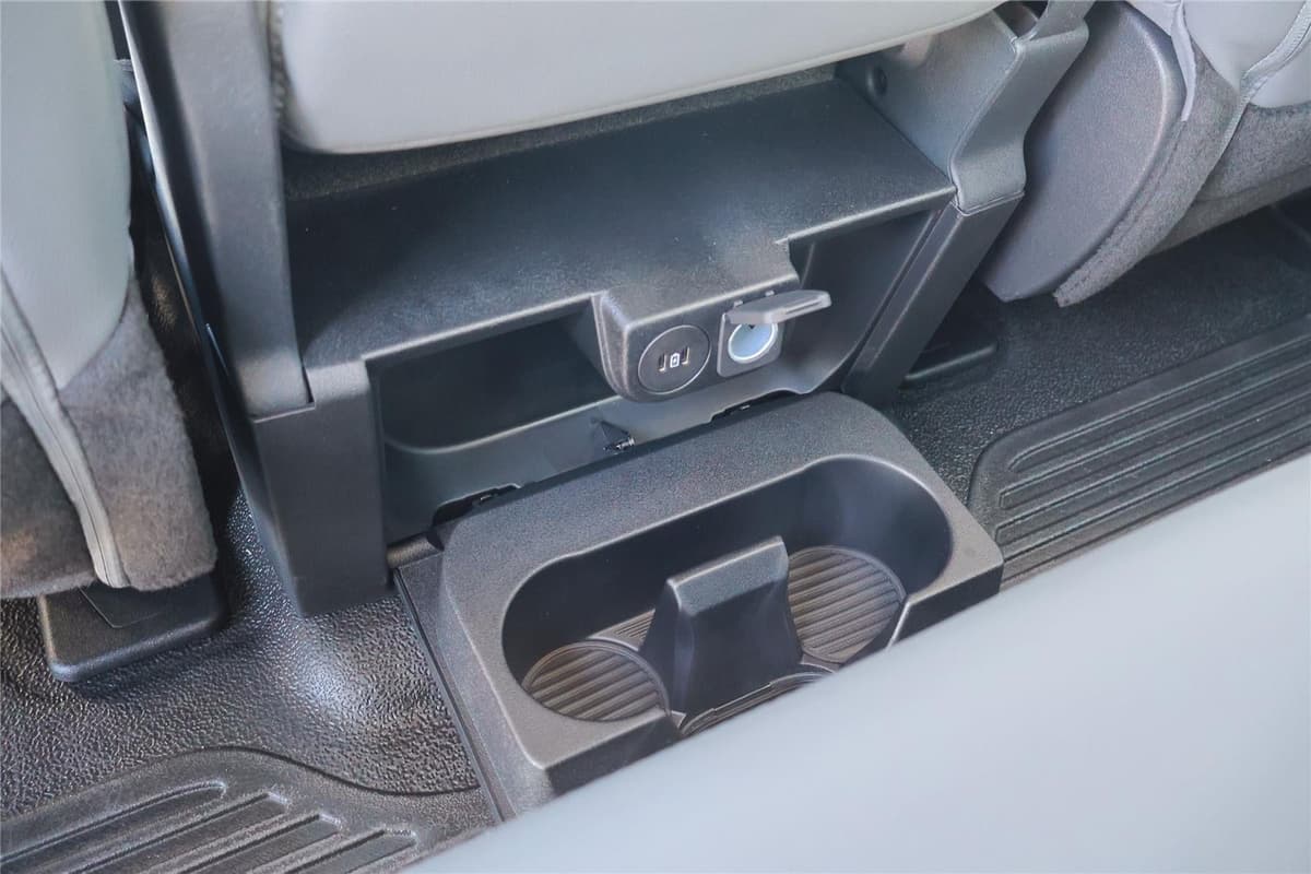 2025 Ford Super Duty F-350 - Image 36