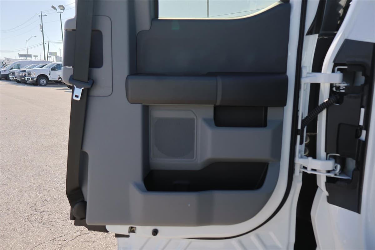 2025 Ford Super Duty F-350 - Image 37