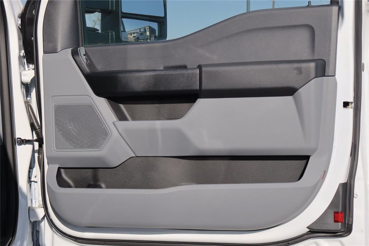 2025 Ford Super Duty F-350 - Image 40