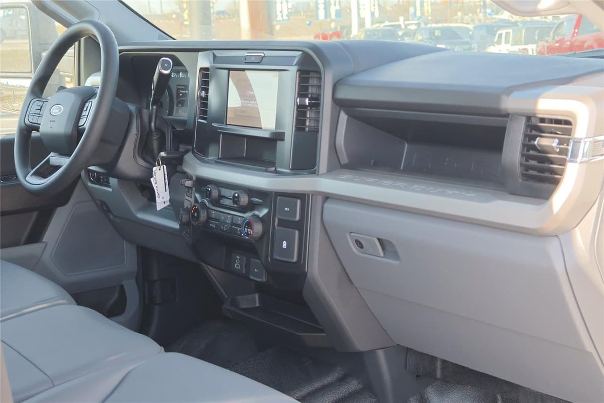 2025 Ford Super Duty F-350 - Image 43