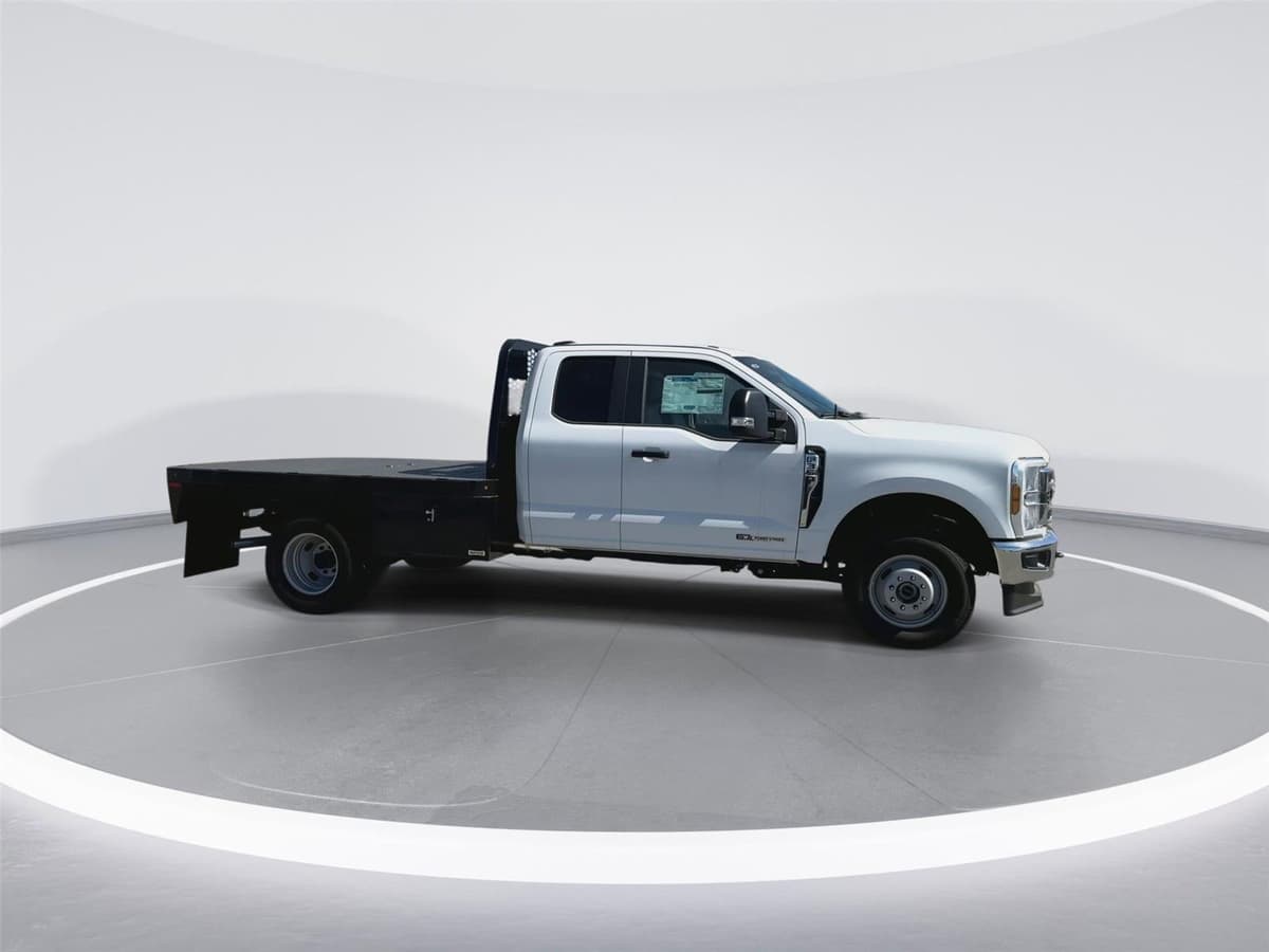 2025 Ford Super Duty F-350 - Image 9