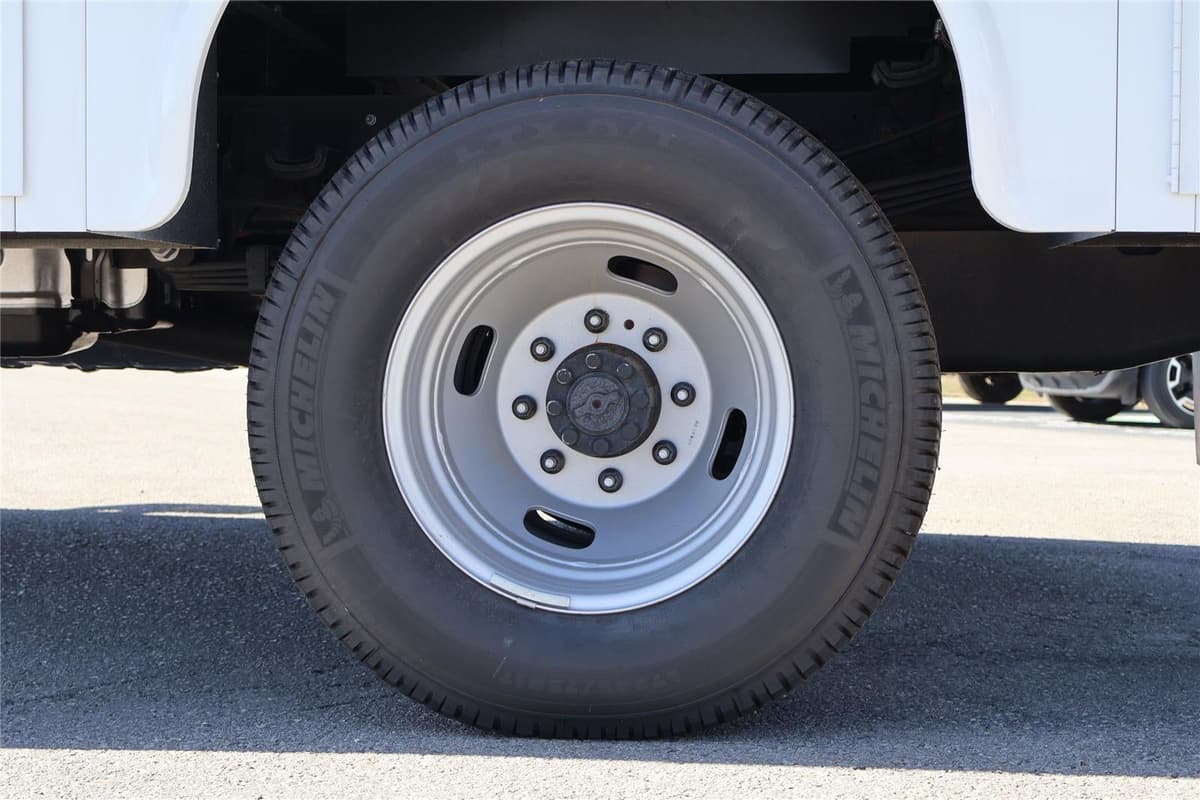 2025 Ford Super Duty F-350 - Image 10