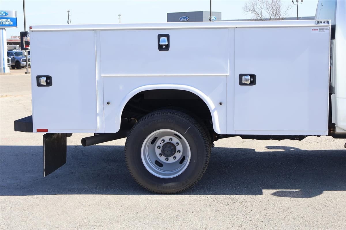 2025 Ford Super Duty F-350 - Image 11