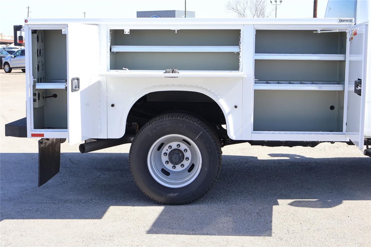 2025 Ford Super Duty F-350 - Image 12