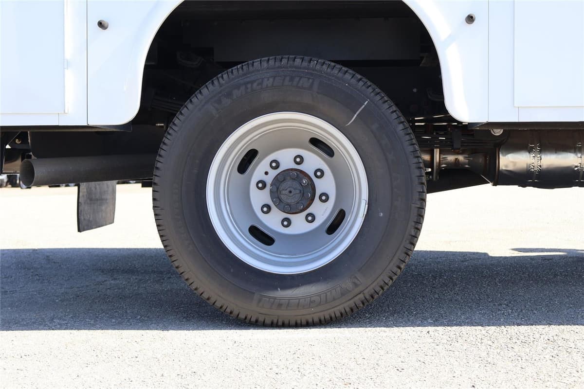 2025 Ford Super Duty F-350 - Image 13