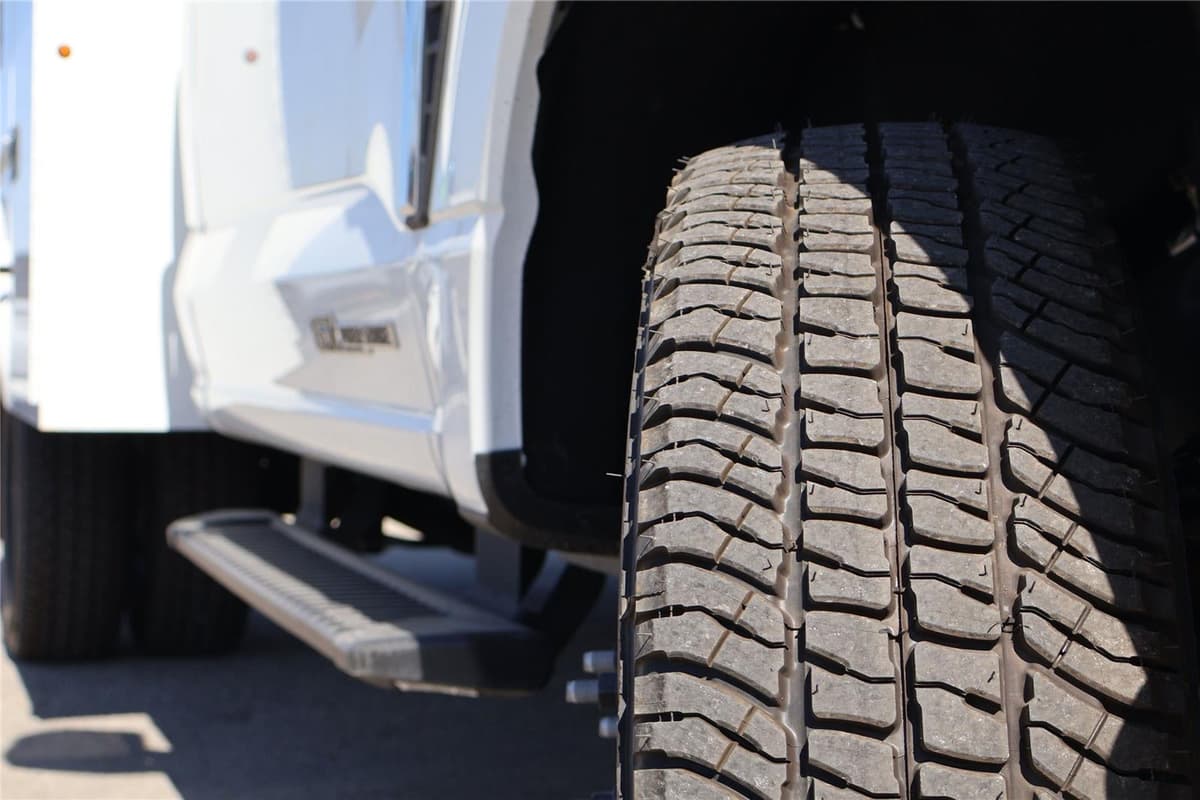 2025 Ford Super Duty F-350 - Image 15