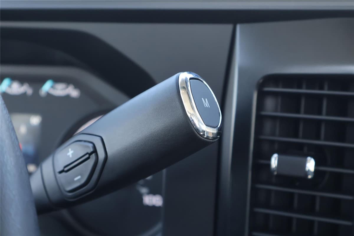 2025 Ford Super Duty F-350 - Image 26