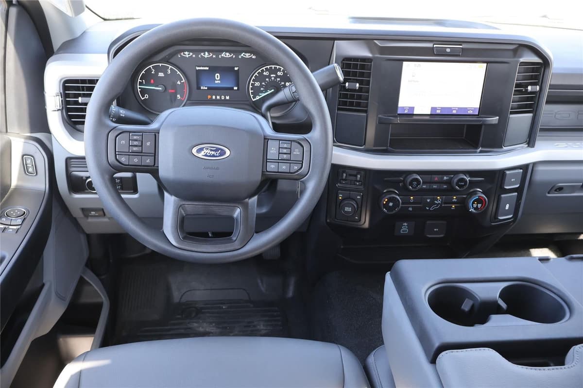 2025 Ford Super Duty F-350 - Image 31