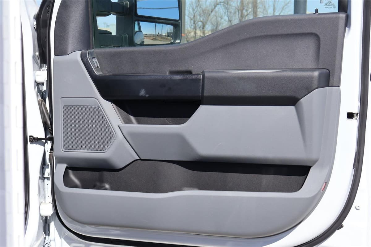 2025 Ford Super Duty F-350 - Image 32