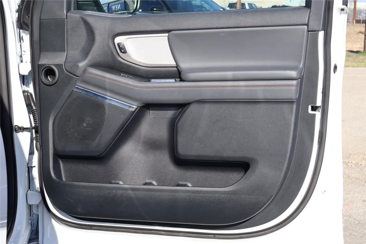 2025 Ford Expedition Max - Image 40