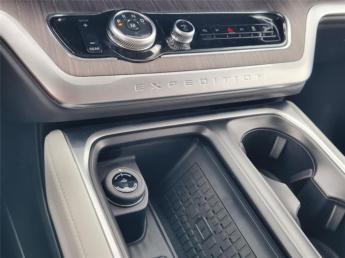 2025 Ford Expedition Max - Image 14