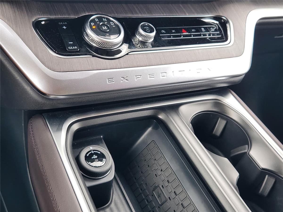 2025 Ford Expedition Max - Image 14