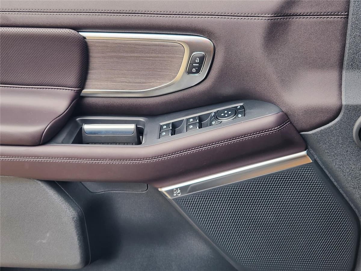 2025 Ford Expedition Max - Image 17