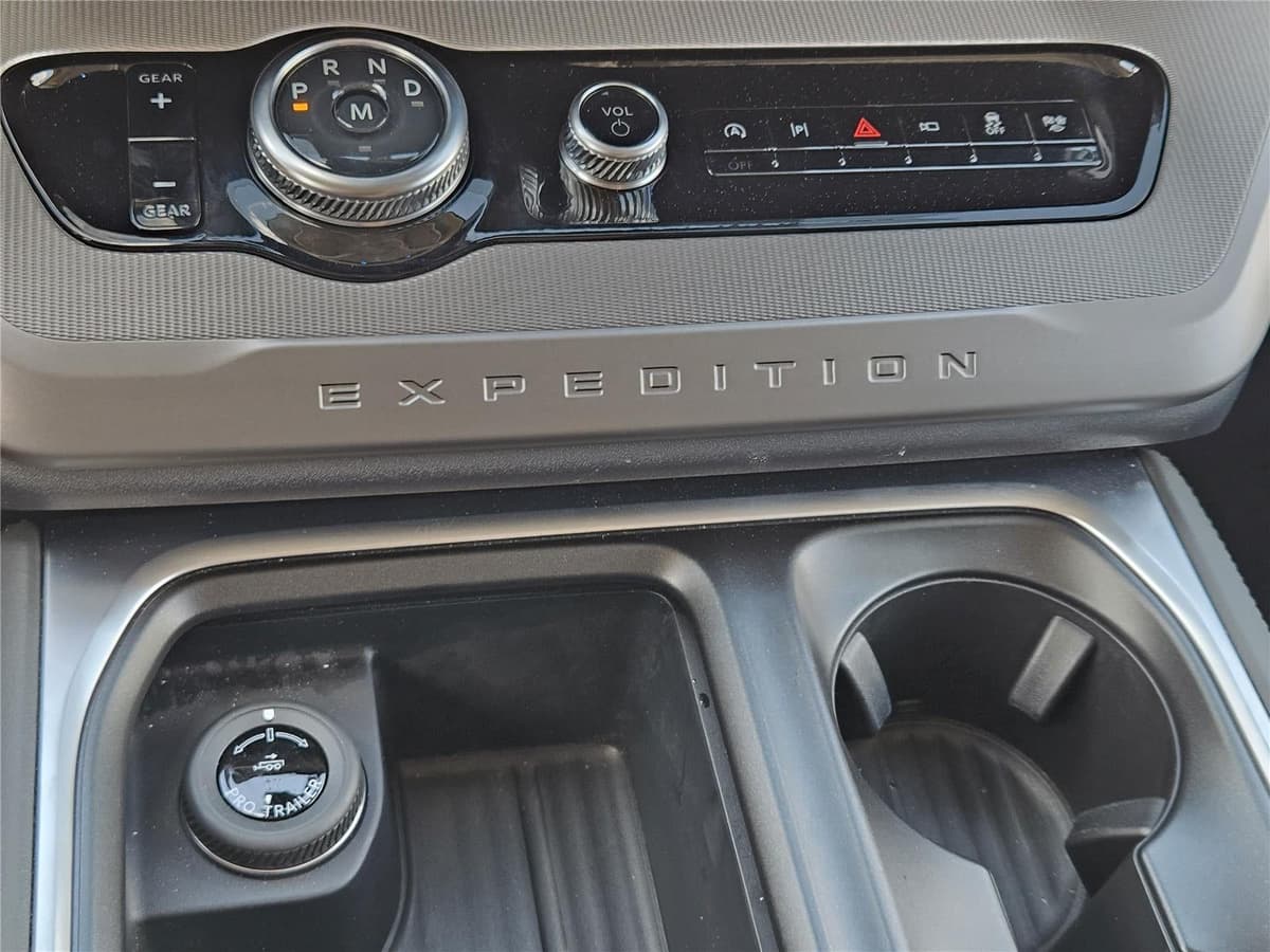 2026 Ford Expedition - Image 15