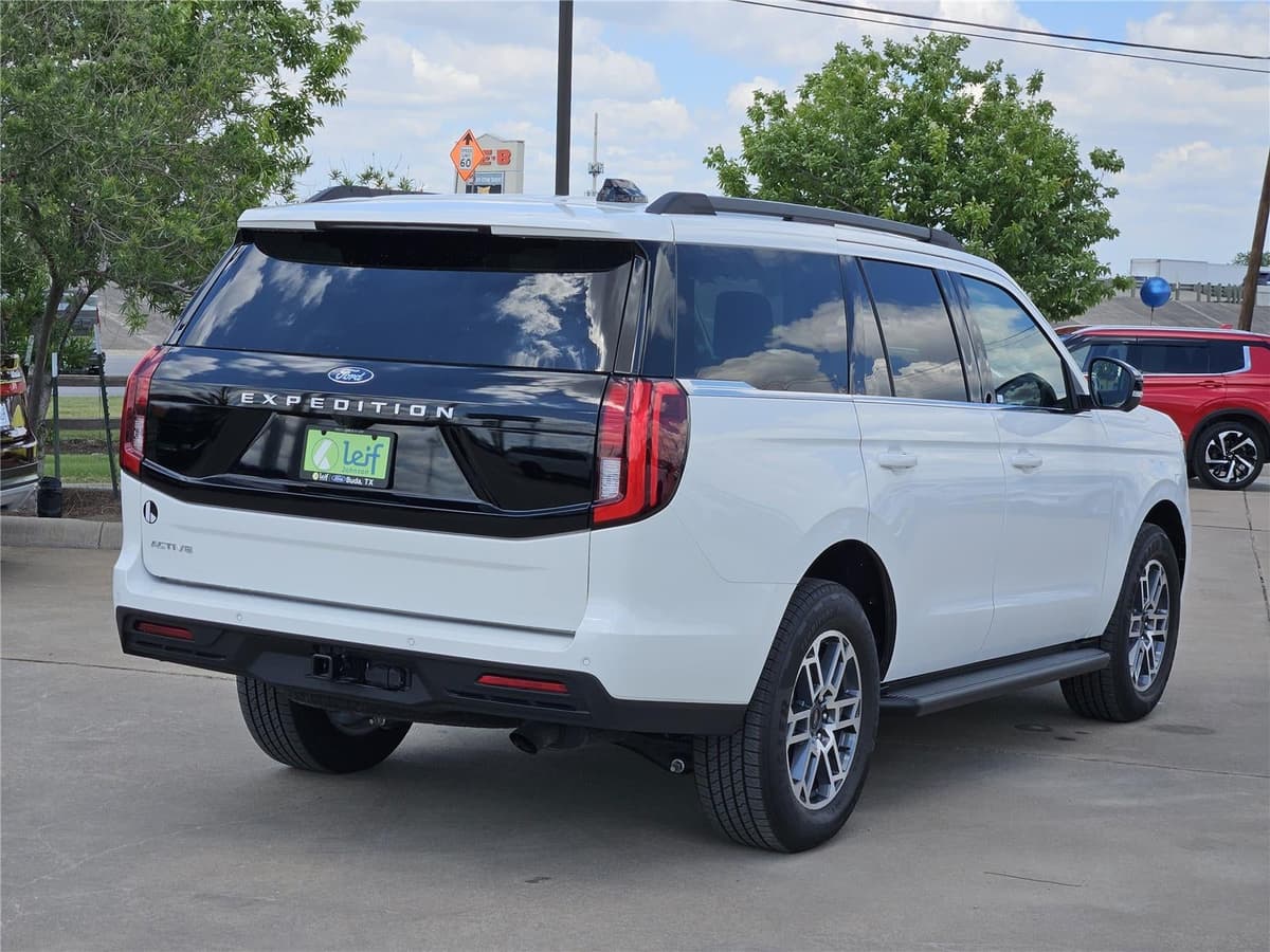 2026 Ford Expedition - Image 4