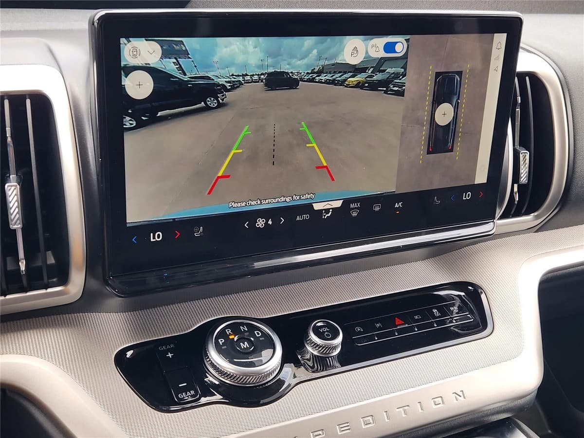 2025 Ford Expedition - Image 13