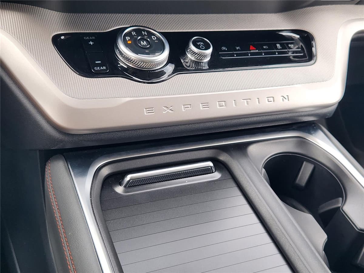 2025 Ford Expedition - Image 14