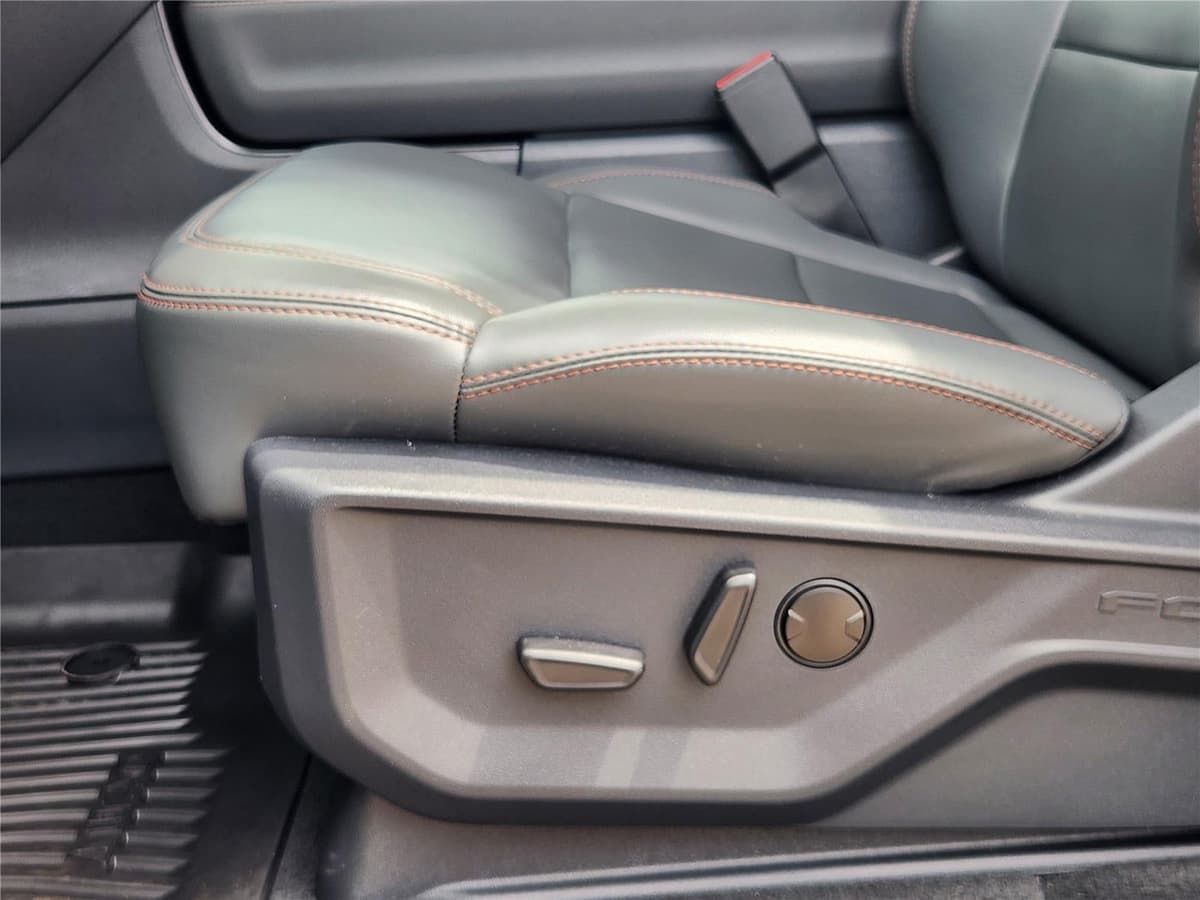 2025 Ford Expedition - Image 18