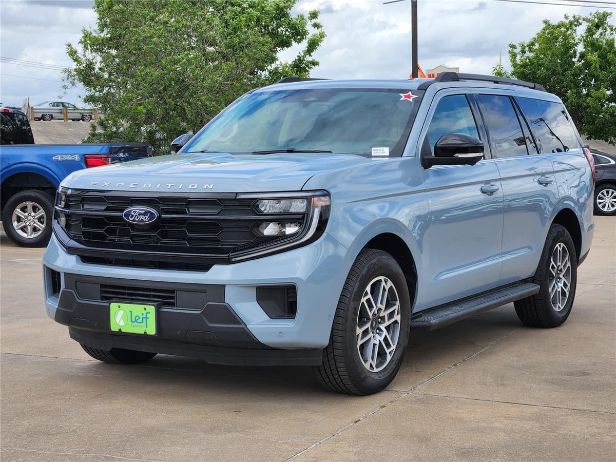 2025 Ford Expedition - Image 2