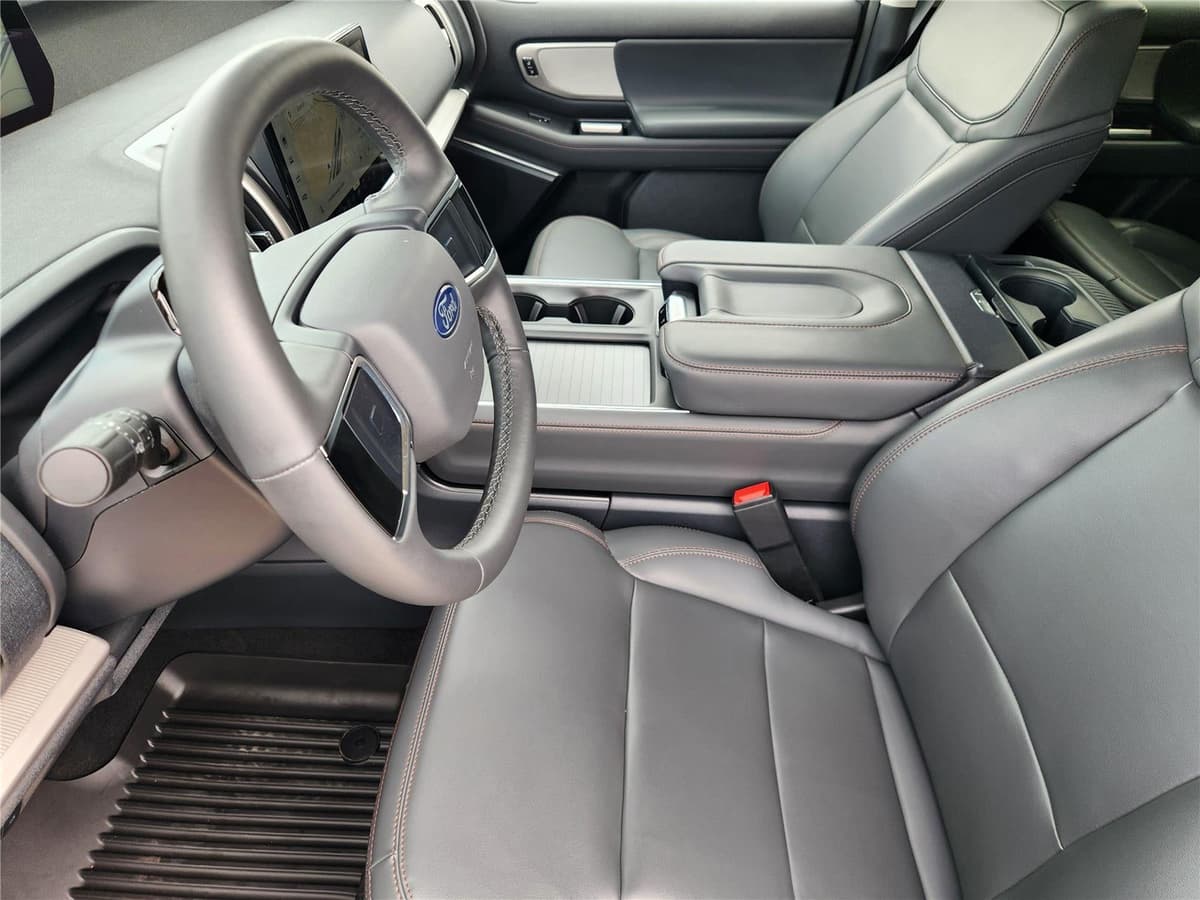 2025 Ford Expedition - Image 9