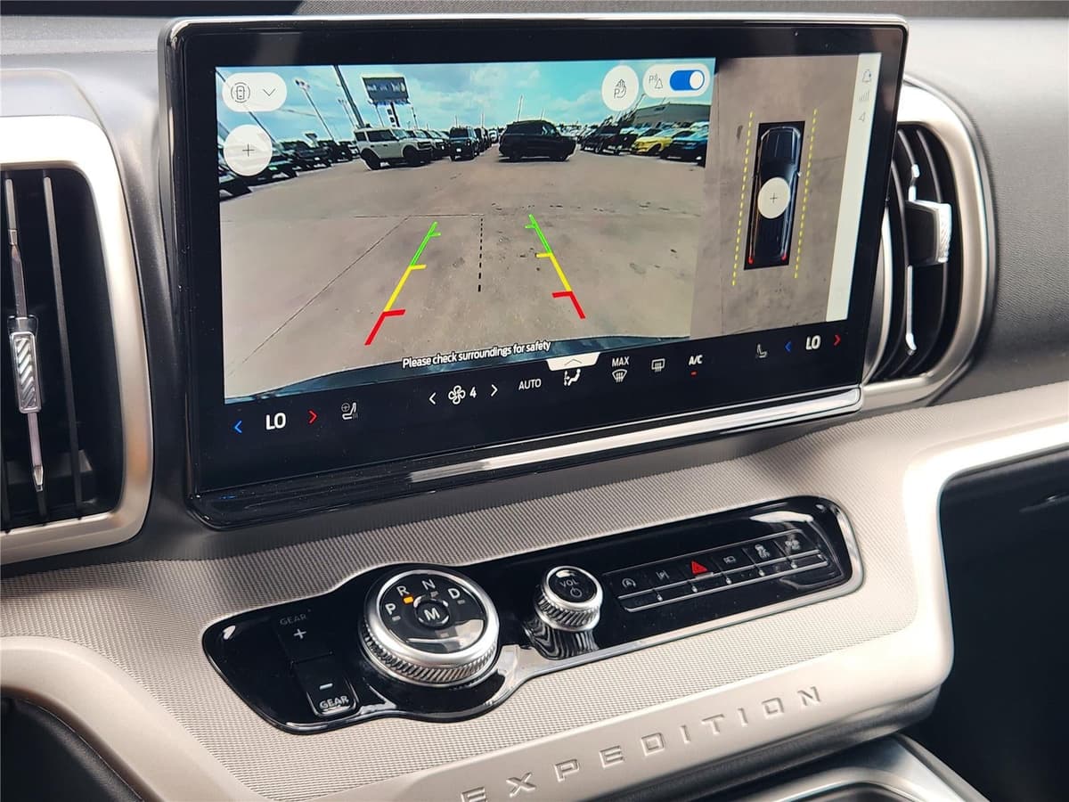 2026 Ford Expedition - Image 13