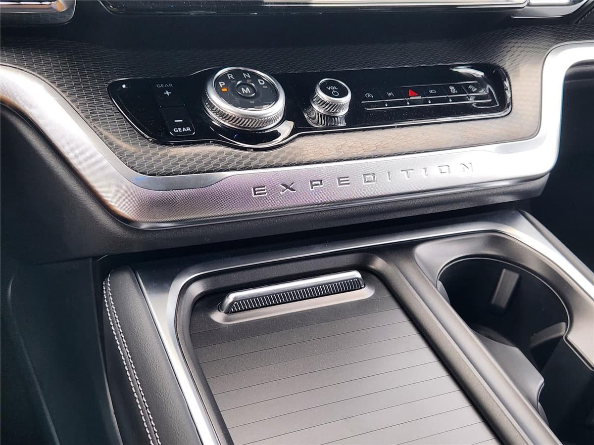 2026 Ford Expedition - Image 14