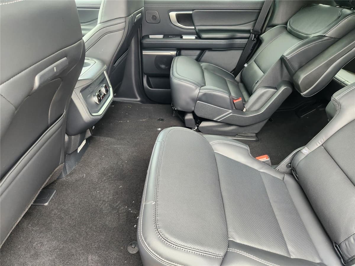 2026 Ford Expedition - Image 21