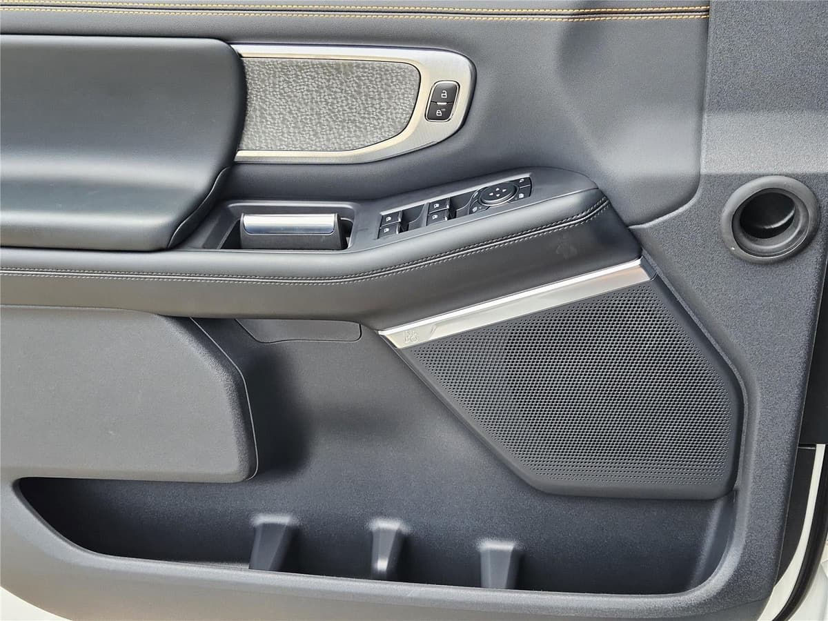 2025 Ford Expedition - Image 17