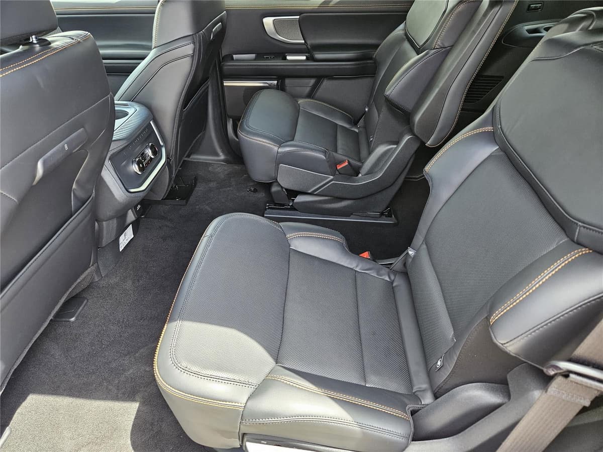 2025 Ford Expedition - Image 23