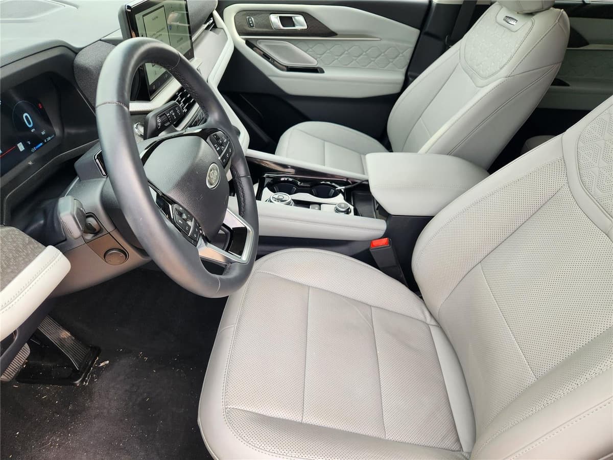 2025 Ford Explorer - Image 11