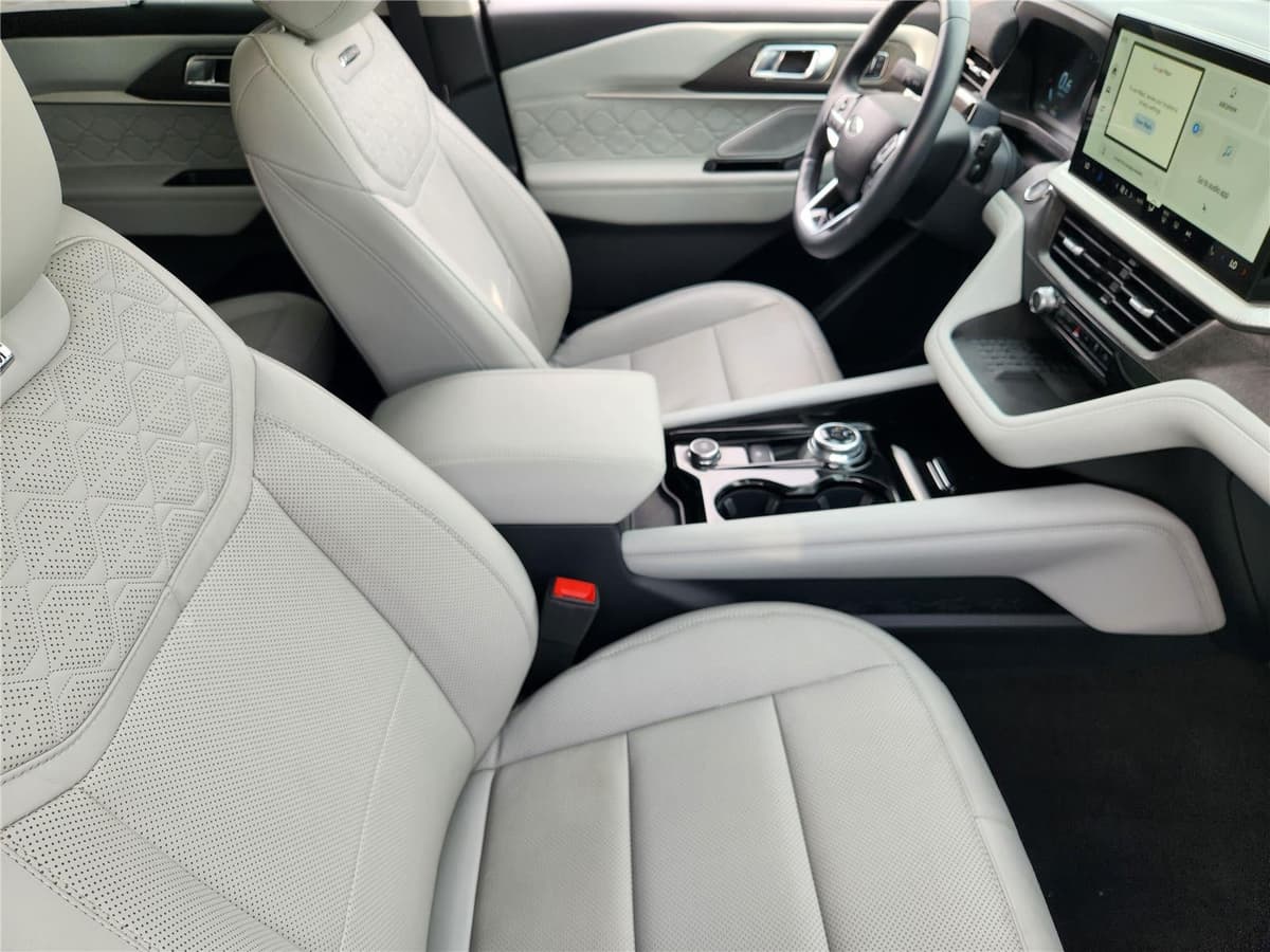 2025 Ford Explorer - Image 12
