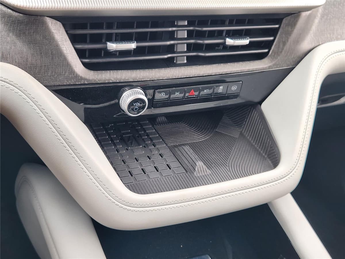 2025 Ford Explorer - Image 19