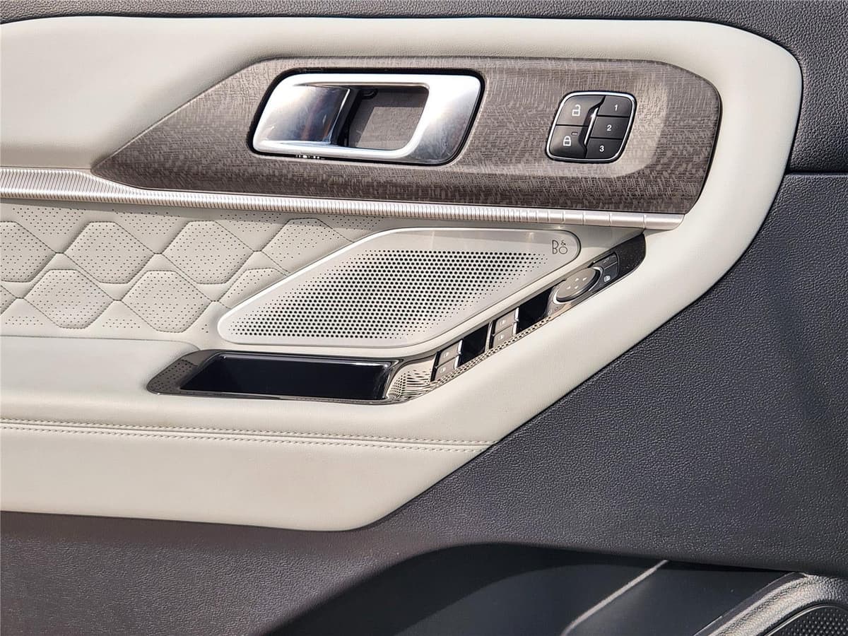 2025 Ford Explorer - Image 22