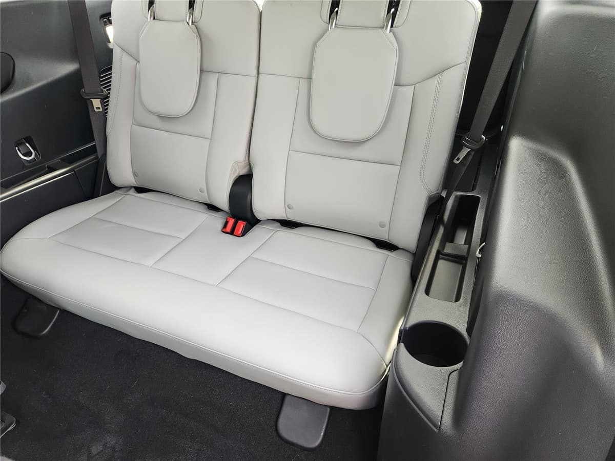 2025 Ford Explorer - Image 27