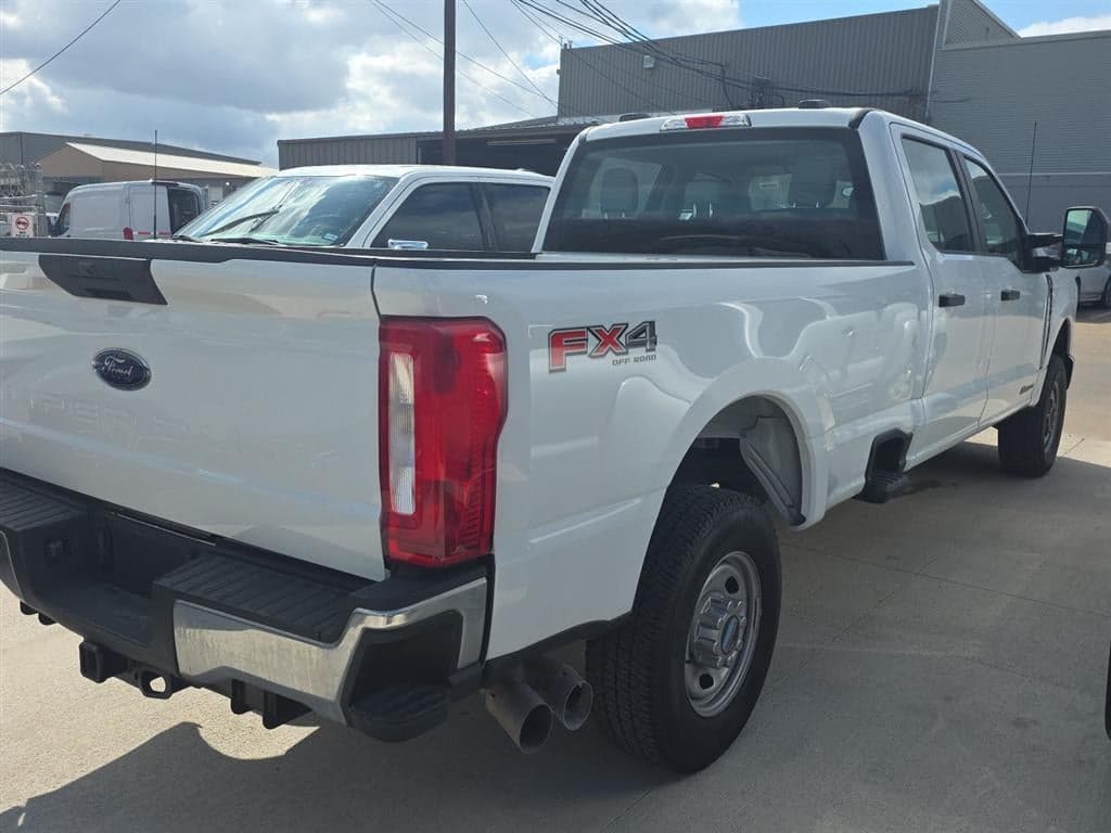 2025 Ford Super Duty F-250 - Image 11