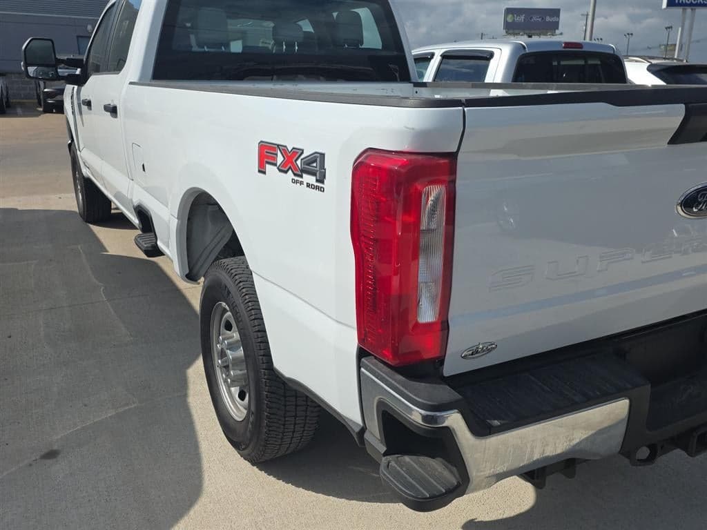 2025 Ford Super Duty F-250 - Image 8