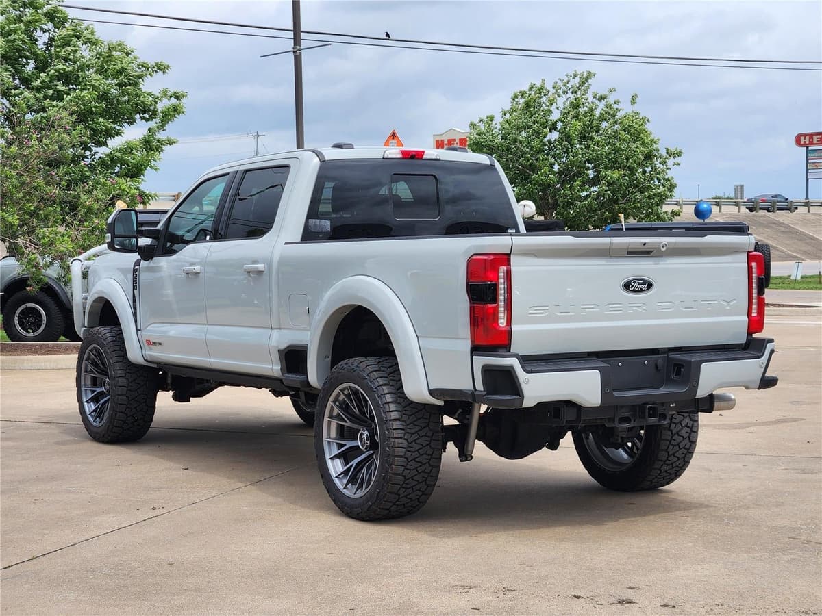 2025 Ford Super Duty F-250 - Image 3