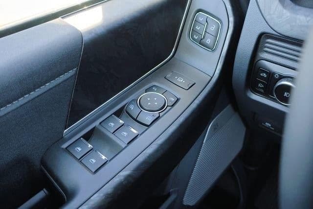 2025 Ford Super Duty F-250 - Image 37