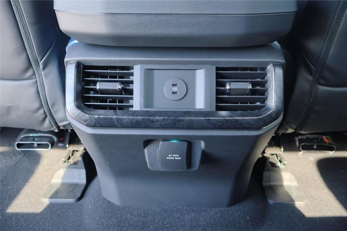 2025 Ford F-150 - Image 33