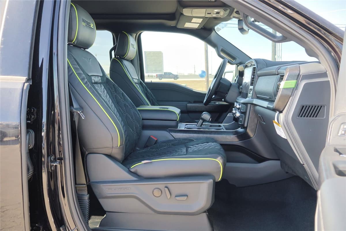 2025 Ford F-150 - Image 38