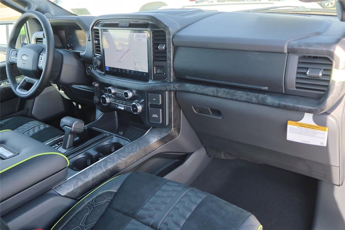 2025 Ford F-150 - Image 38