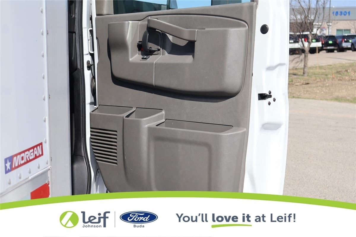 2022 Chevrolet Express Commercial Cutaway - Image 25