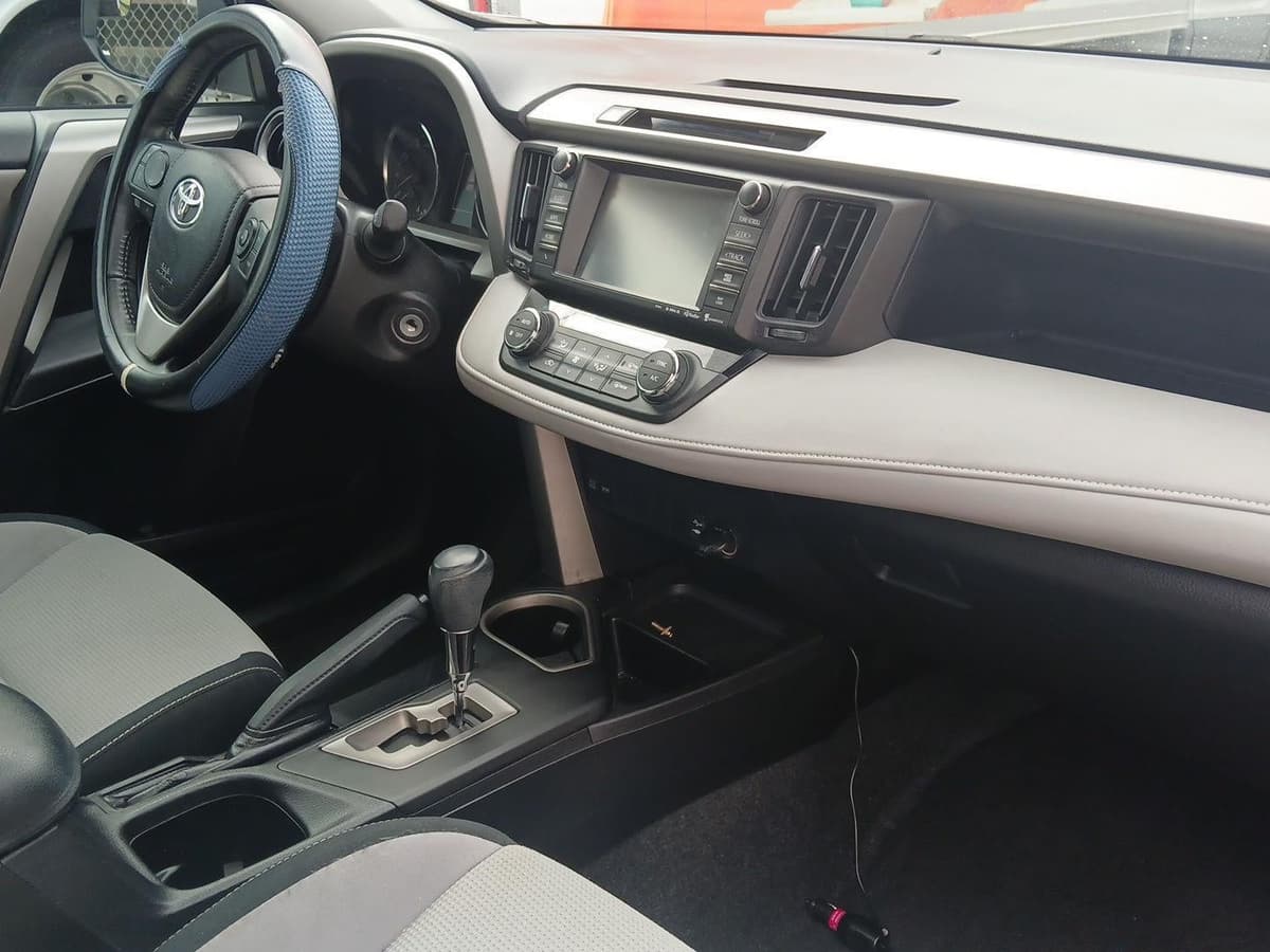 2016 Toyota RAV4 - Image 10