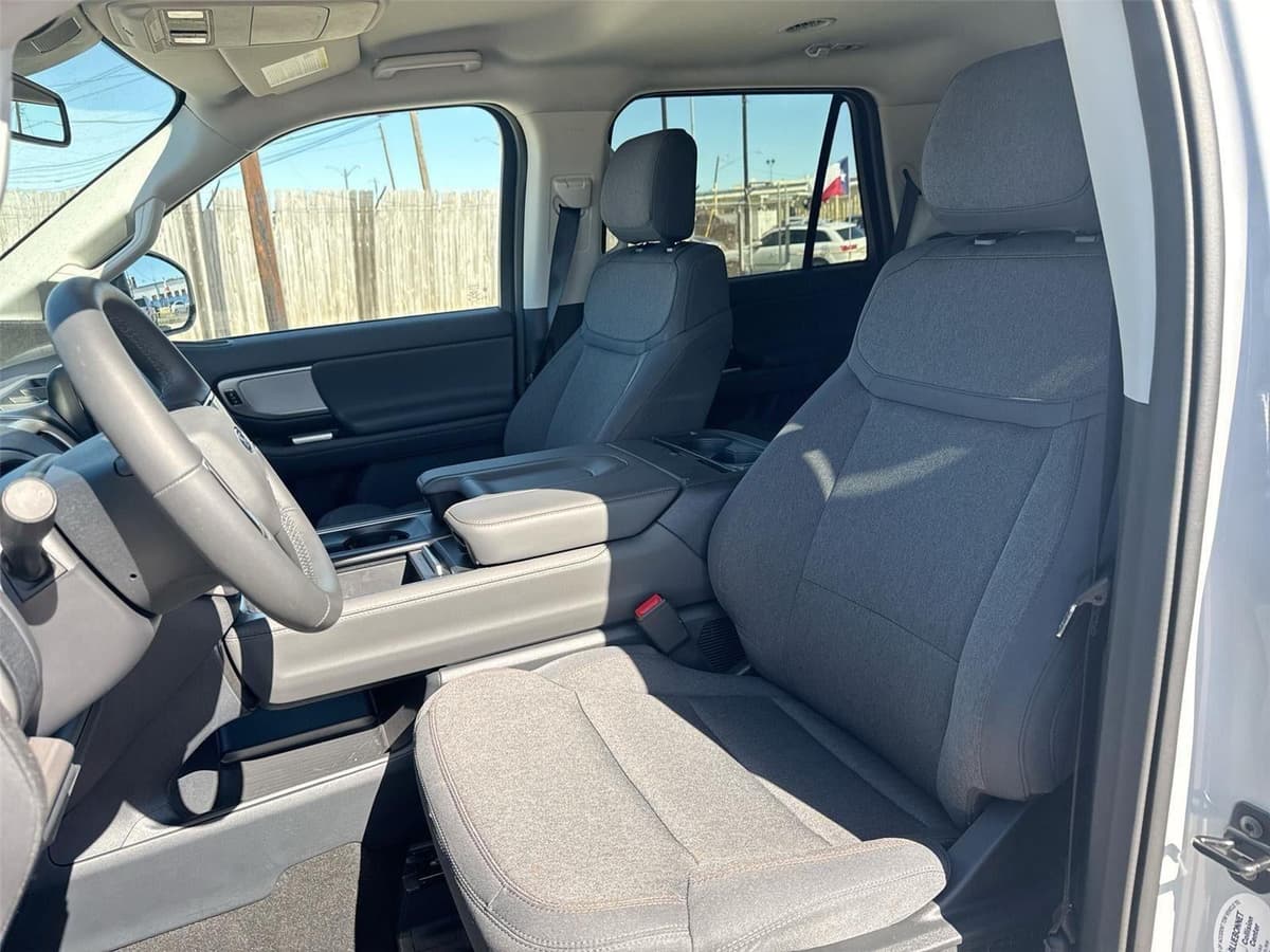 2025 Ford Expedition - Image 13