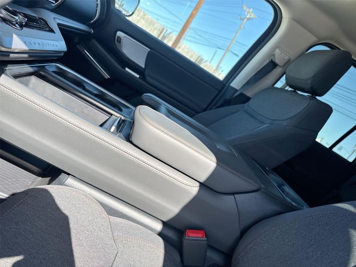 2025 Ford Expedition - Image 23